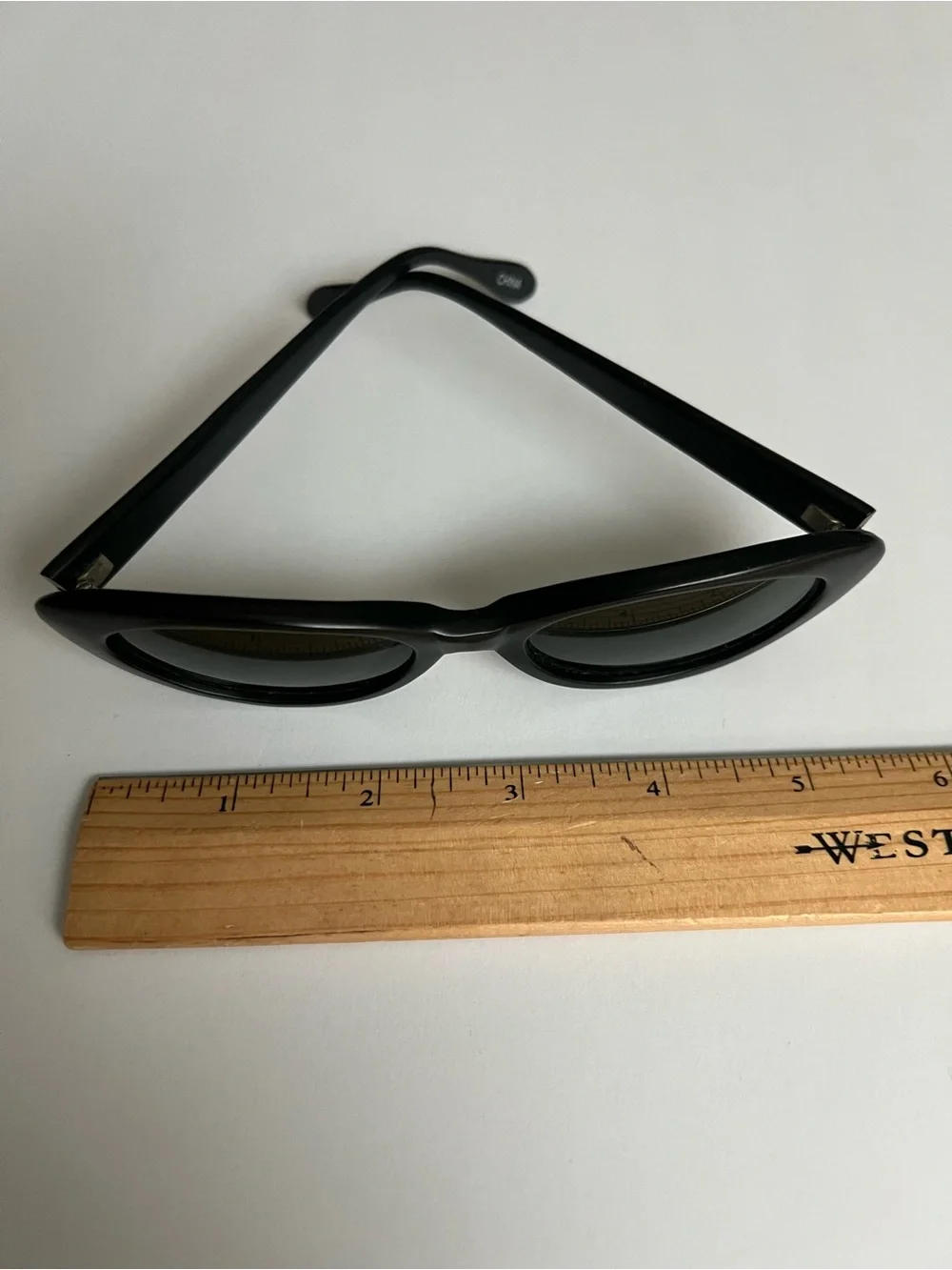 Black Cat-Eye Sunglasses - Sleek Women's Fashion Shades